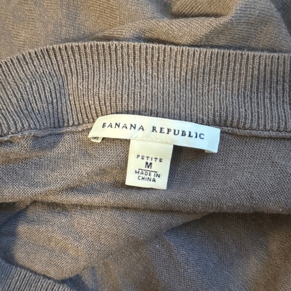 Banana Republic Deep V-Neck Sweater - Effortlessly Chic! - Picture 4 of 6